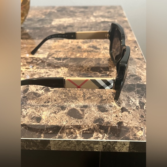 Brand new condition Burberry polarized sunglasses. BE4160 - Picture 3 of 10